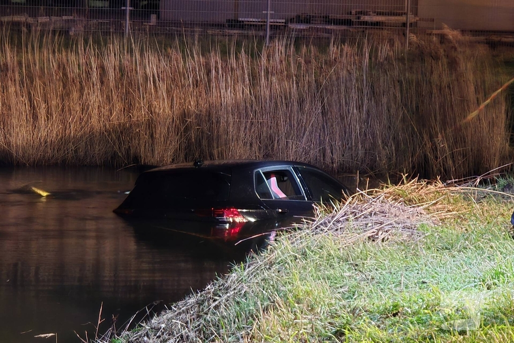 Auto belandt in water, brandweer doorzoekt water