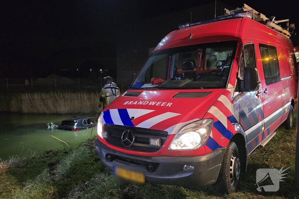 Auto belandt in water, brandweer doorzoekt water