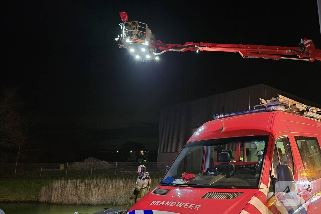 Auto belandt in water, brandweer doorzoekt water