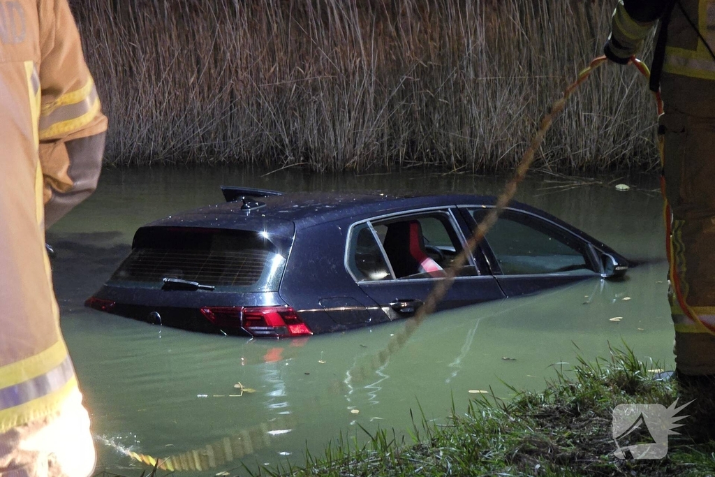 Auto belandt in water, brandweer doorzoekt water