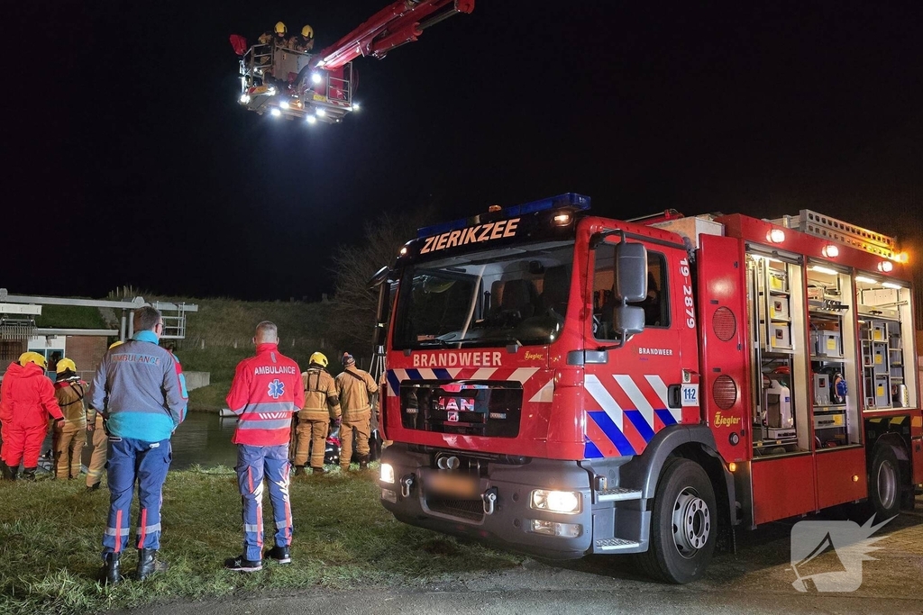 Auto belandt in water, brandweer doorzoekt water
