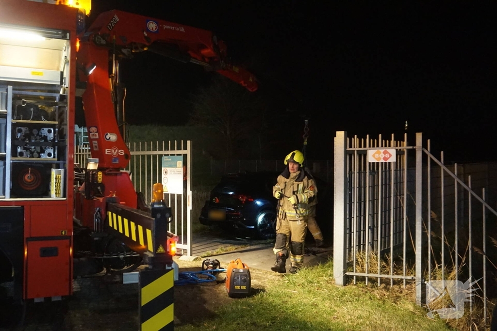 Auto belandt in water, brandweer doorzoekt water