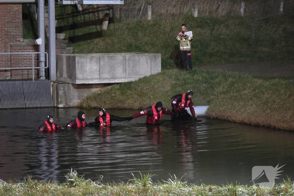 Auto belandt in water, brandweer doorzoekt water