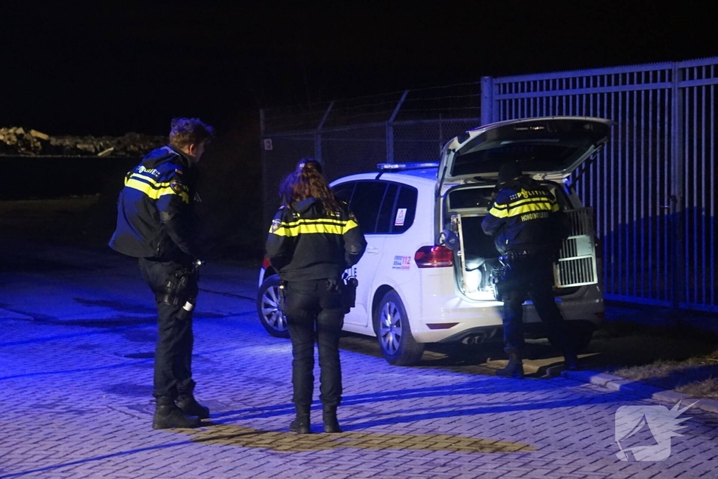 Auto belandt in water, brandweer doorzoekt water