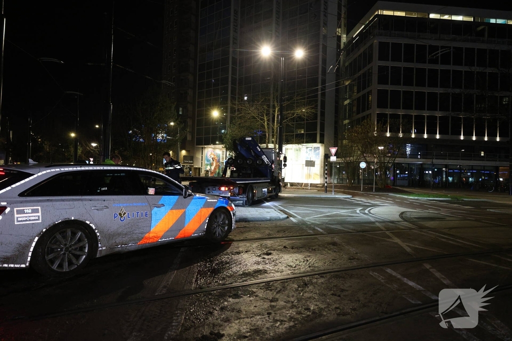 Snelle Audi strandt opnieuw in de modder: déjà vu voor hulpdiensten