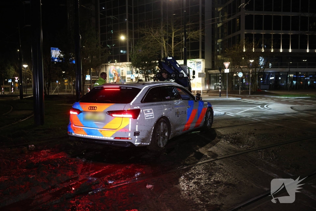 Snelle Audi strandt opnieuw in de modder: déjà vu voor hulpdiensten