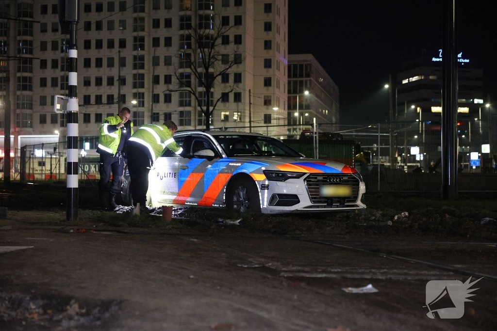 Snelle Audi strandt opnieuw in de modder: déjà vu voor hulpdiensten