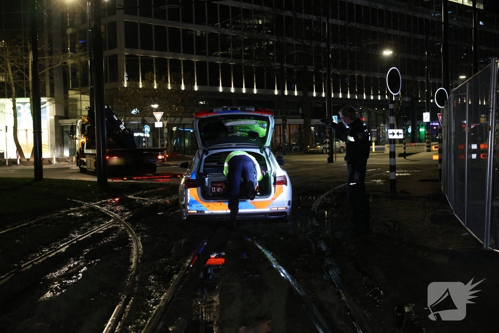 Snelle Audi strandt opnieuw in de modder: déjà vu voor hulpdiensten