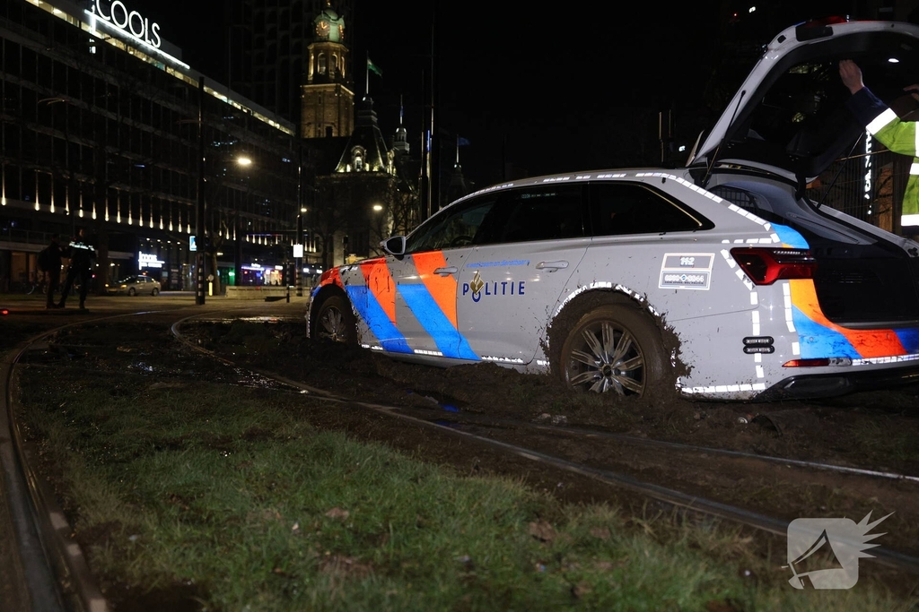 Snelle Audi strandt opnieuw in de modder: déjà vu voor hulpdiensten