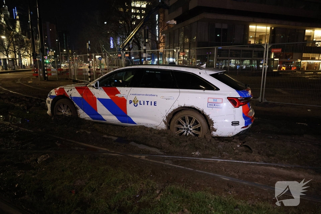 Snelle Audi strandt opnieuw in de modder: déjà vu voor hulpdiensten