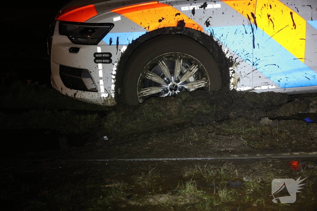 Snelle Audi strandt opnieuw in de modder: déjà vu voor hulpdiensten