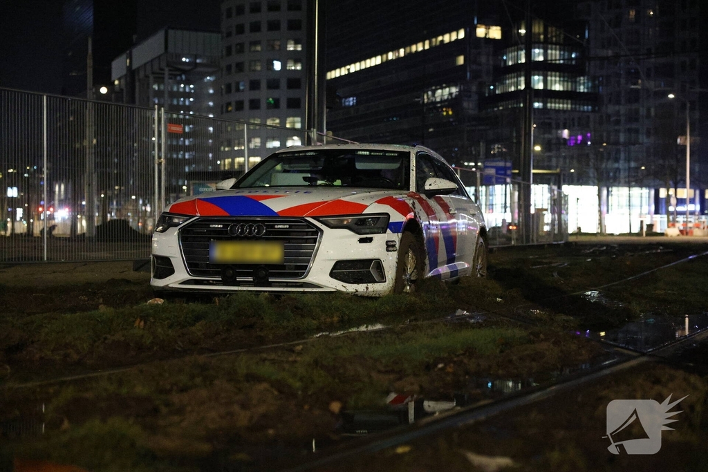 Snelle Audi strandt opnieuw in de modder: déjà vu voor hulpdiensten