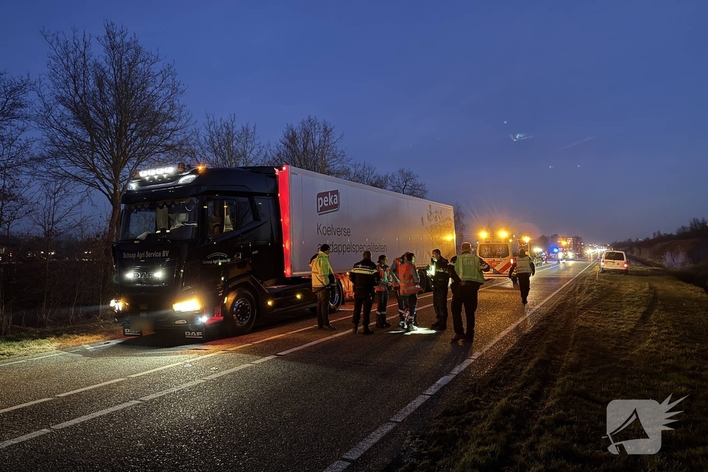 Vrachtwagen rijdt man aan, slachtoffer naar ziekenhuis