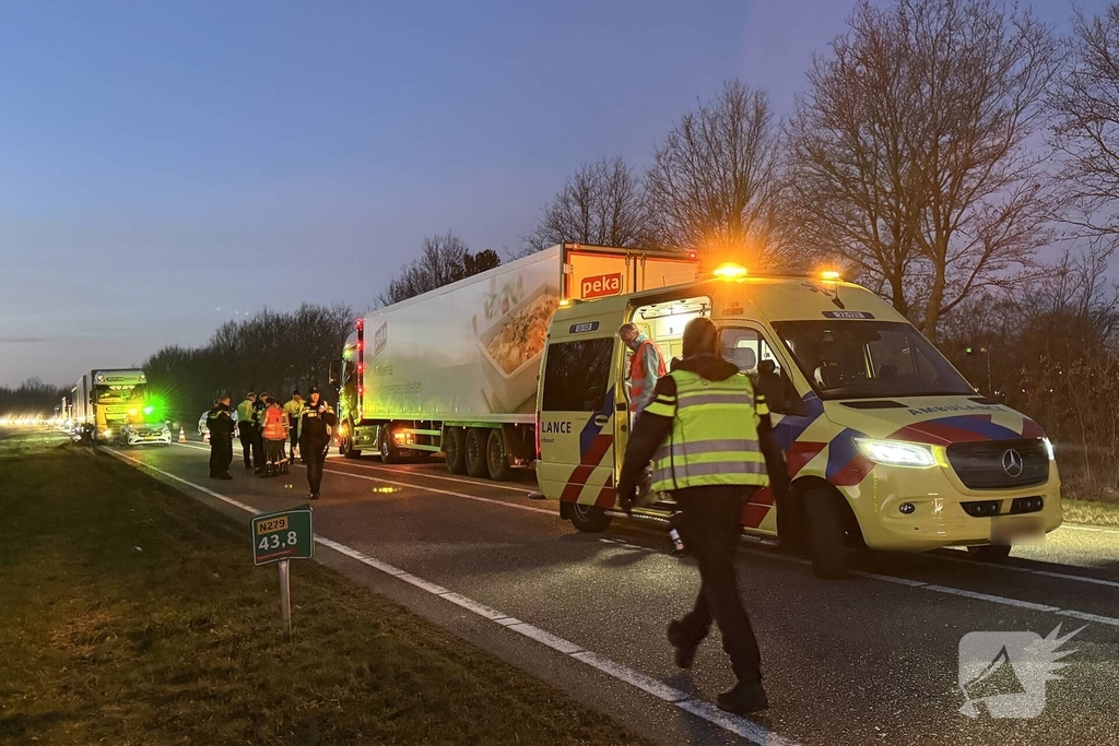 Vrachtwagen rijdt man aan, slachtoffer naar ziekenhuis