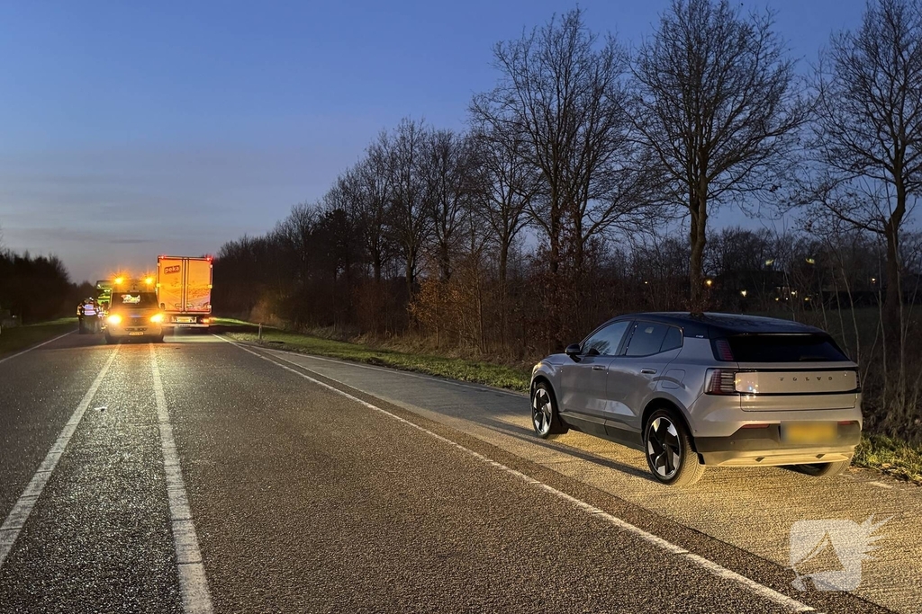 Vrachtwagen rijdt man aan, slachtoffer naar ziekenhuis
