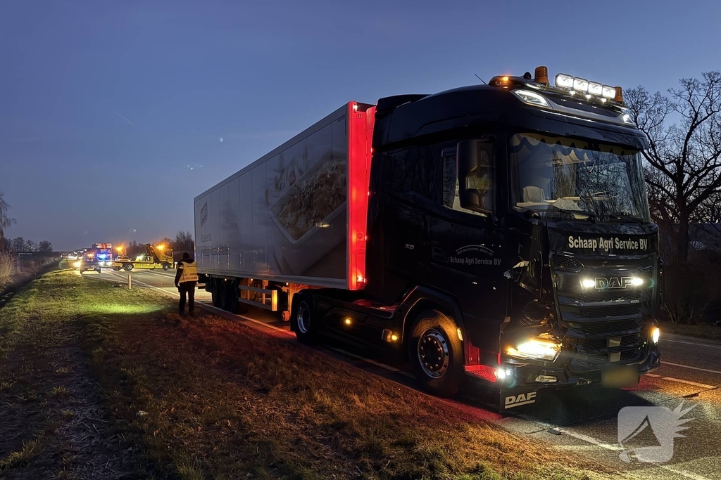 Vrachtwagen rijdt man aan, slachtoffer naar ziekenhuis