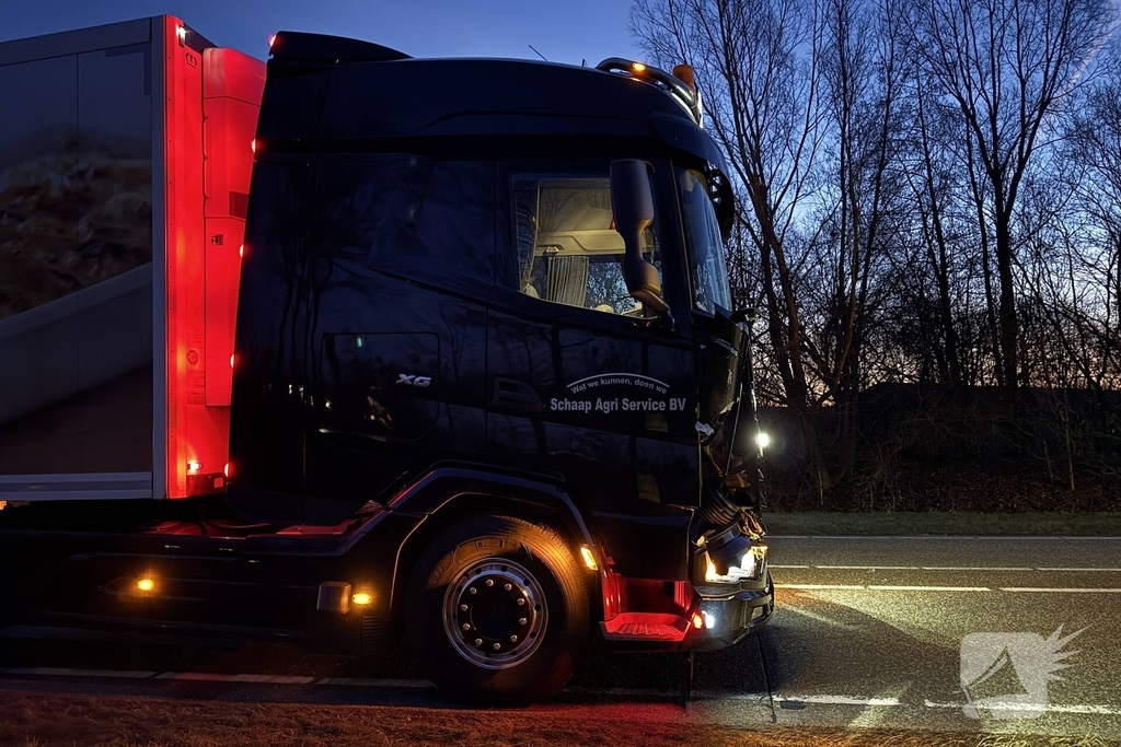 Vrachtwagen rijdt man aan, slachtoffer naar ziekenhuis