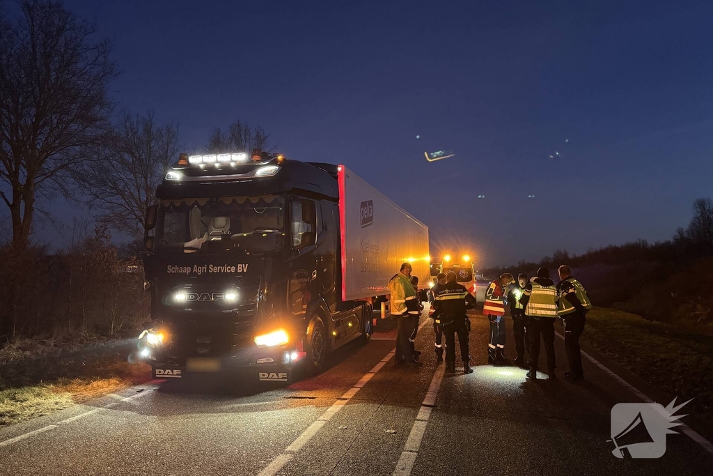 Vrachtwagen rijdt man aan, slachtoffer naar ziekenhuis