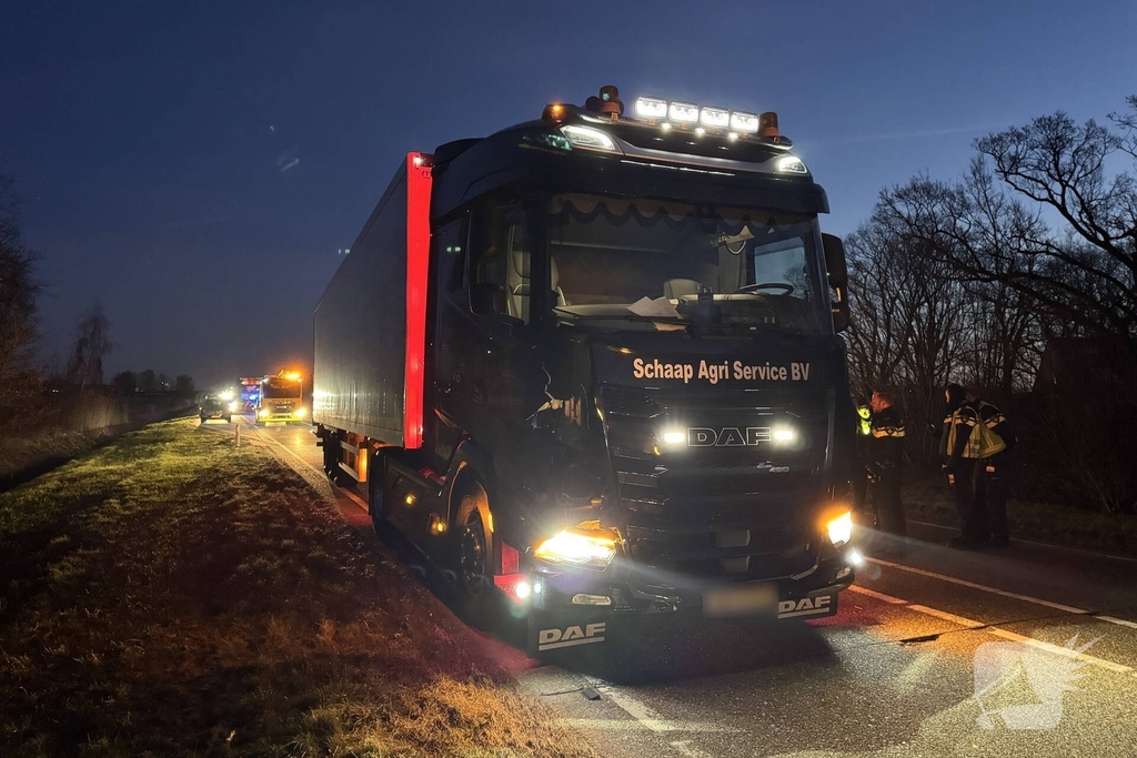 Vrachtwagen rijdt man aan, slachtoffer naar ziekenhuis