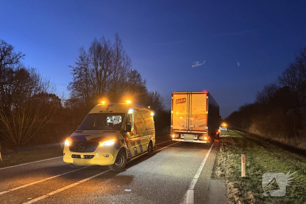 Vrachtwagen rijdt man aan, slachtoffer naar ziekenhuis