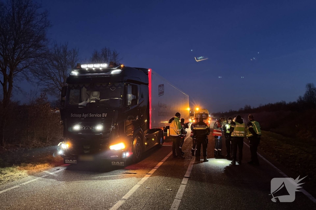 Vrachtwagen rijdt man aan, slachtoffer naar ziekenhuis