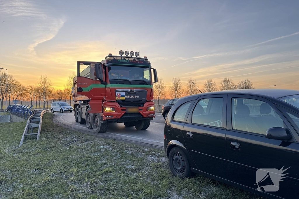 Vrachtwagen en auto botsen op rotonde