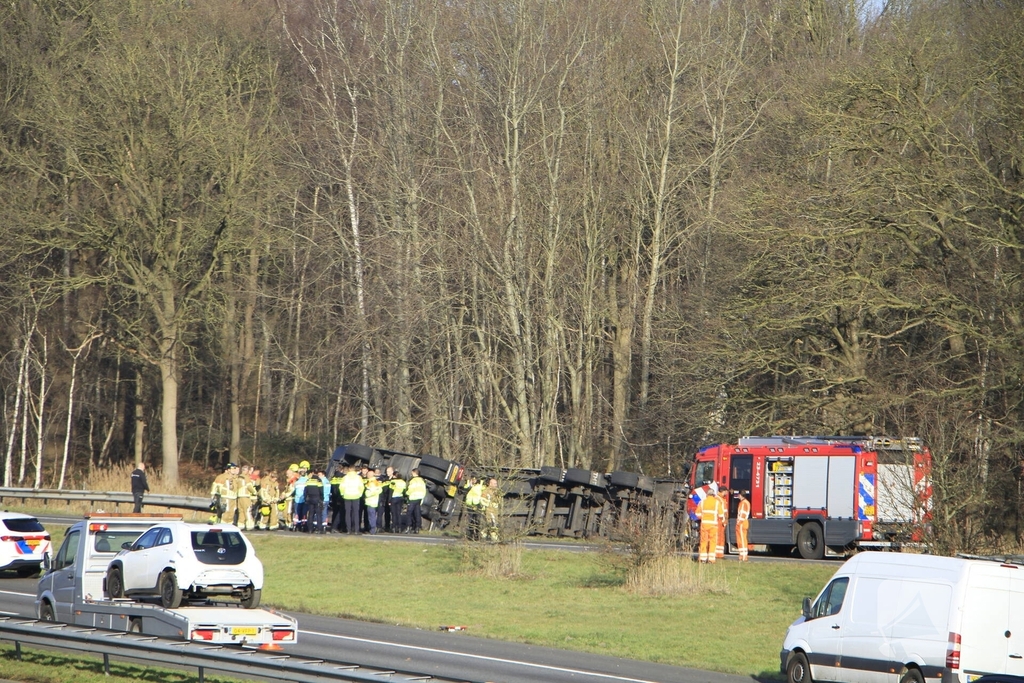 Vrachtwagenchauffeur ernstig gewond bij kanteling