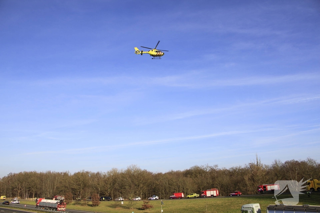 Vrachtwagenchauffeur ernstig gewond bij kanteling