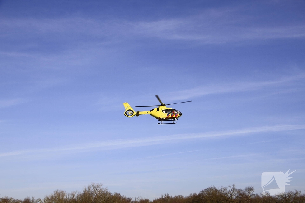 Vrachtwagenchauffeur ernstig gewond bij kanteling