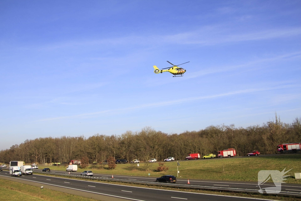 Vrachtwagenchauffeur ernstig gewond bij kanteling