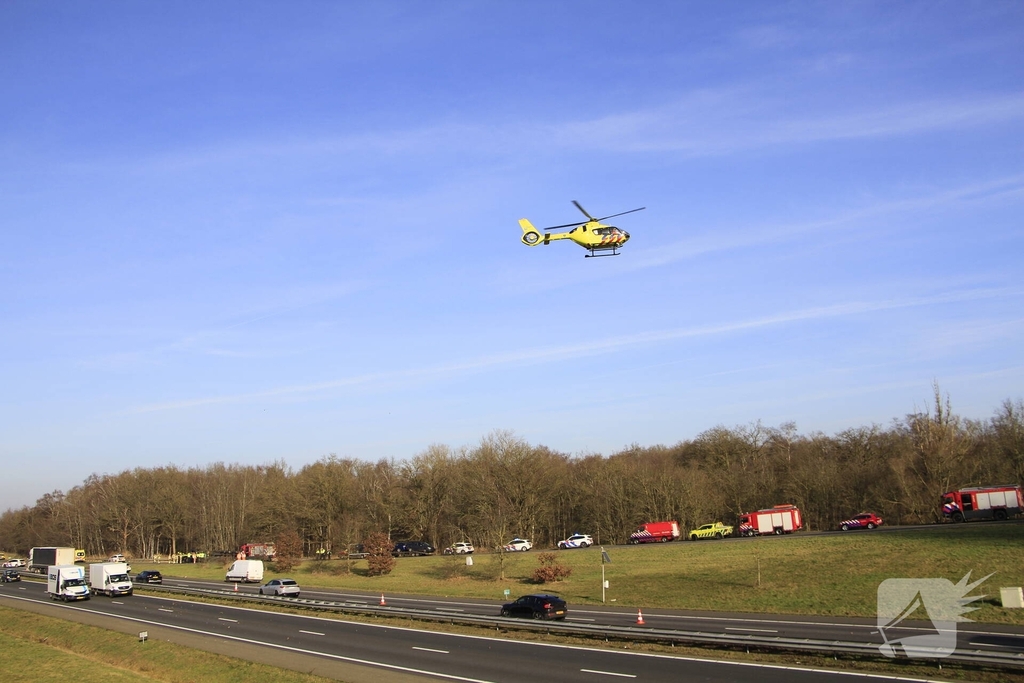 Vrachtwagenchauffeur ernstig gewond bij kanteling
