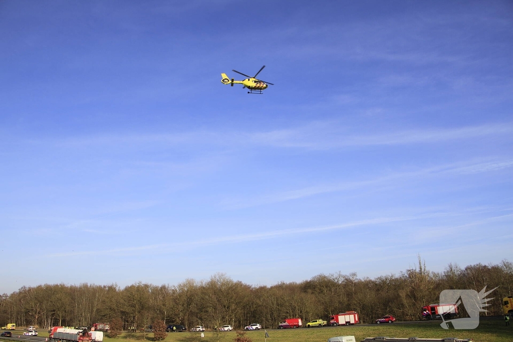 Vrachtwagenchauffeur ernstig gewond bij kanteling