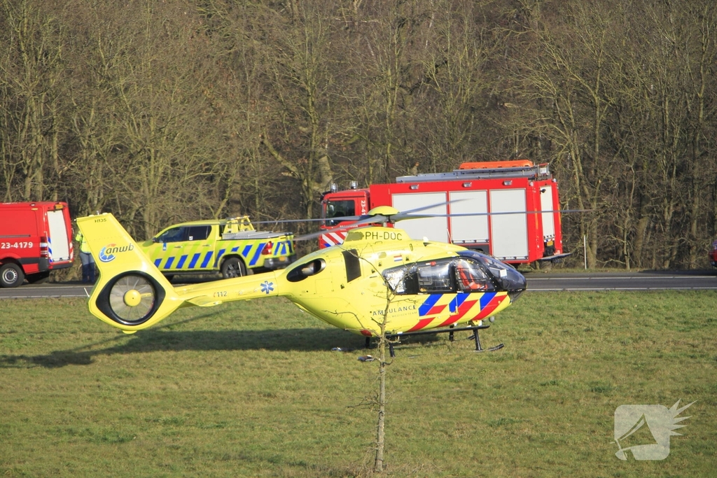 Vrachtwagenchauffeur ernstig gewond bij kanteling
