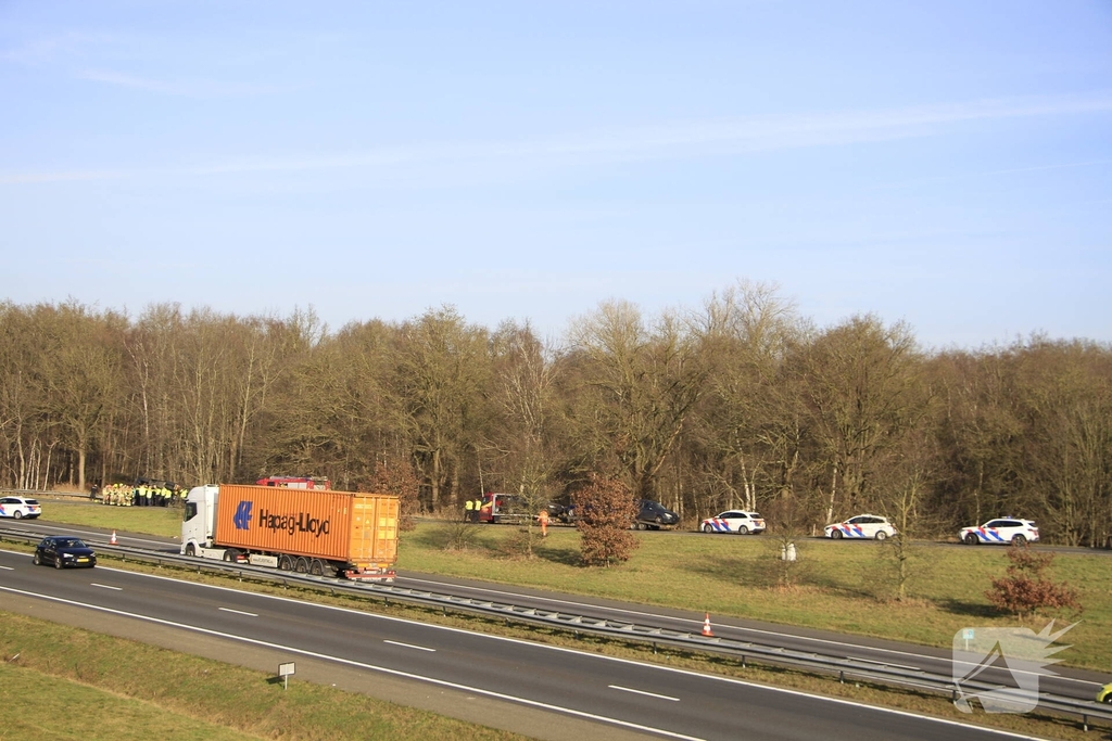 Vrachtwagenchauffeur ernstig gewond bij kanteling