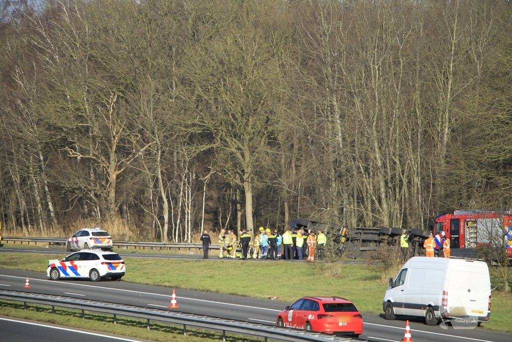 Vrachtwagenchauffeur ernstig gewond bij kanteling