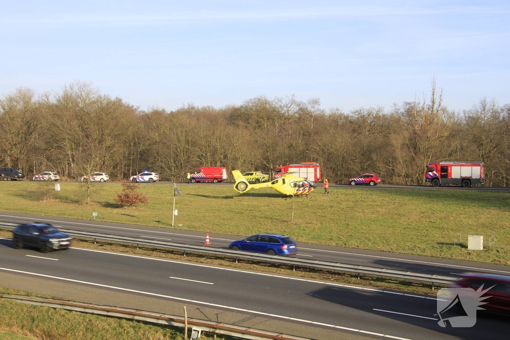 Vrachtwagenchauffeur ernstig gewond bij kanteling