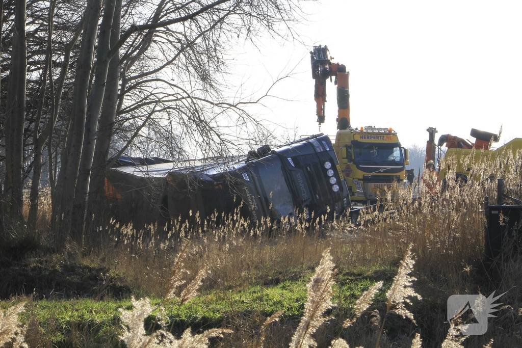 Vrachtwagenchauffeur ernstig gewond bij kanteling