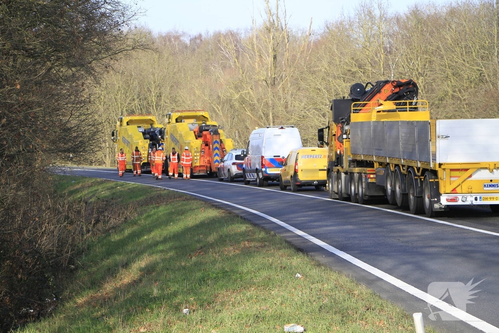Vrachtwagenchauffeur ernstig gewond bij kanteling