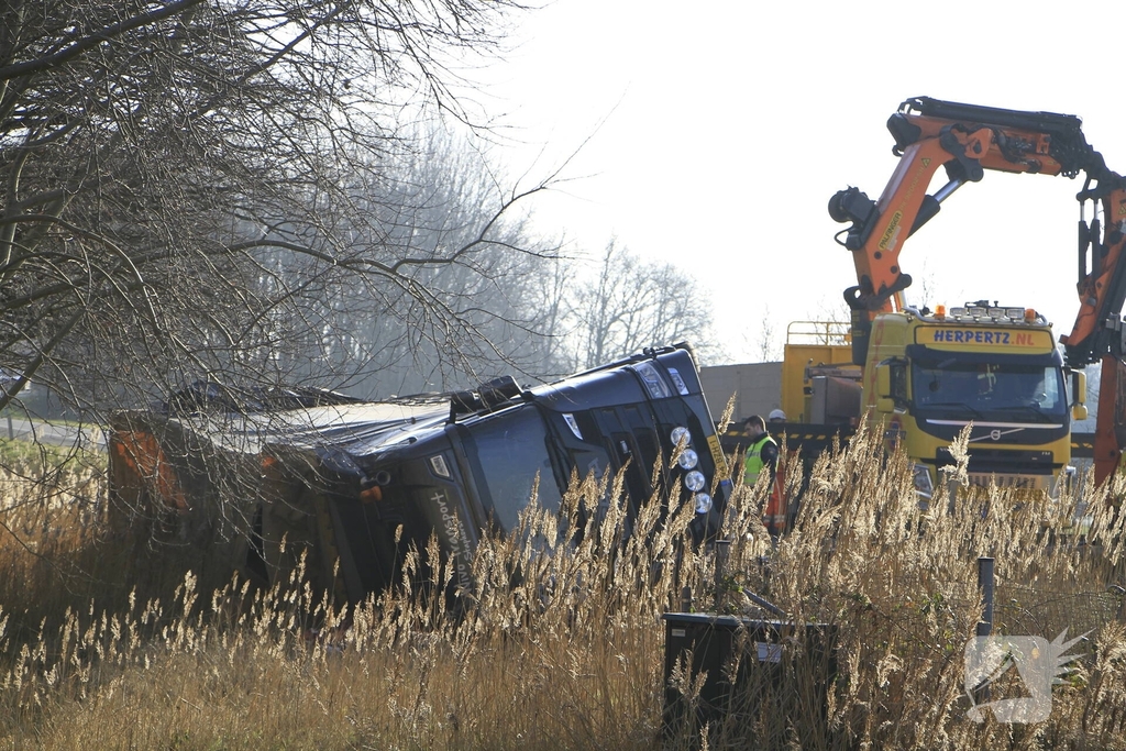 Vrachtwagenchauffeur ernstig gewond bij kanteling