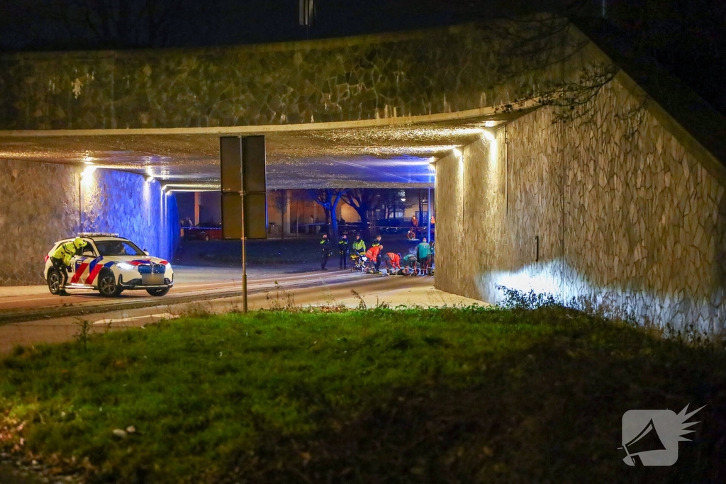 persoon gewond na val van viaduct