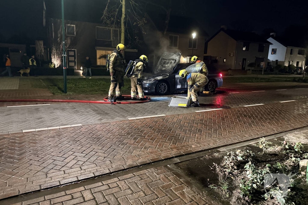 Brandweer blust voertuigbrand