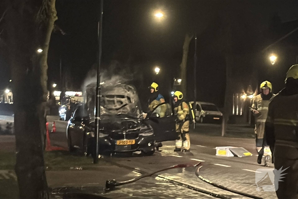 Brandweer blust voertuigbrand
