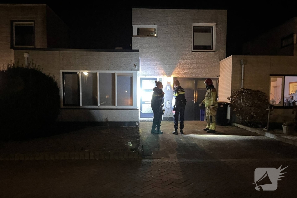 Hulpdiensten verrichten onderzoek bij woningen