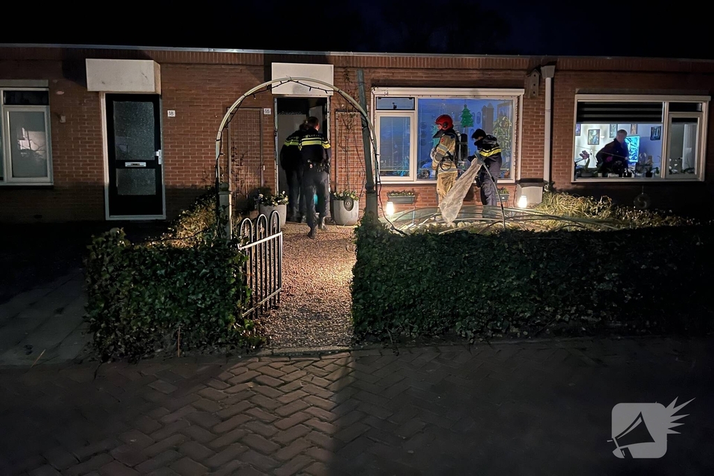 Hulpdiensten verrichten onderzoek bij woningen