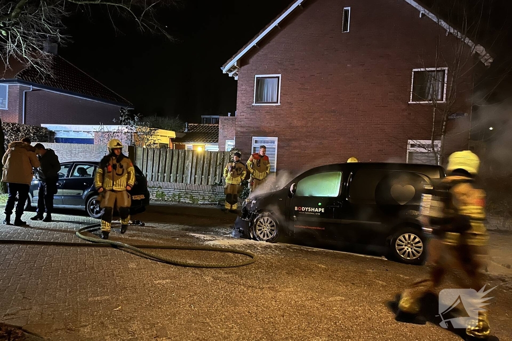 Brand in bestelbus in de nacht
