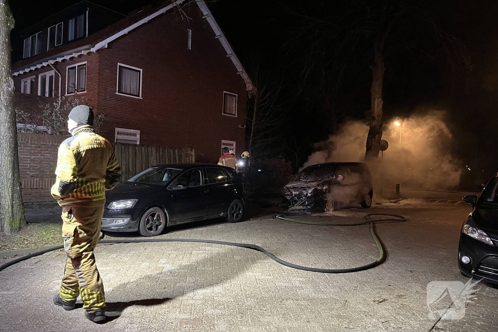 Brand in bestelbus in de nacht