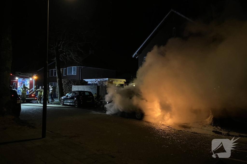 Brand in bestelbus in de nacht