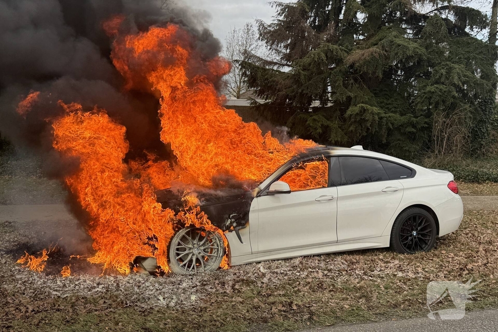 Autobrand leidt tot wegafsluiting