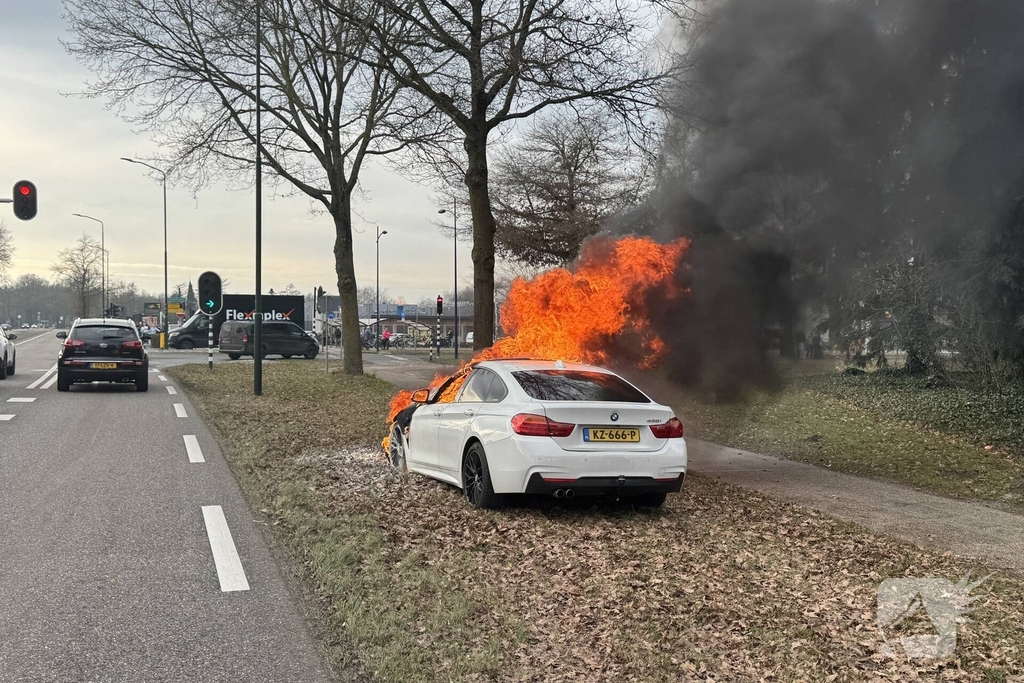 Autobrand leidt tot wegafsluiting