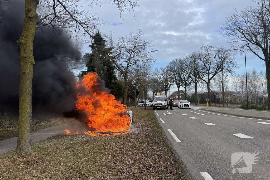 Autobrand leidt tot wegafsluiting